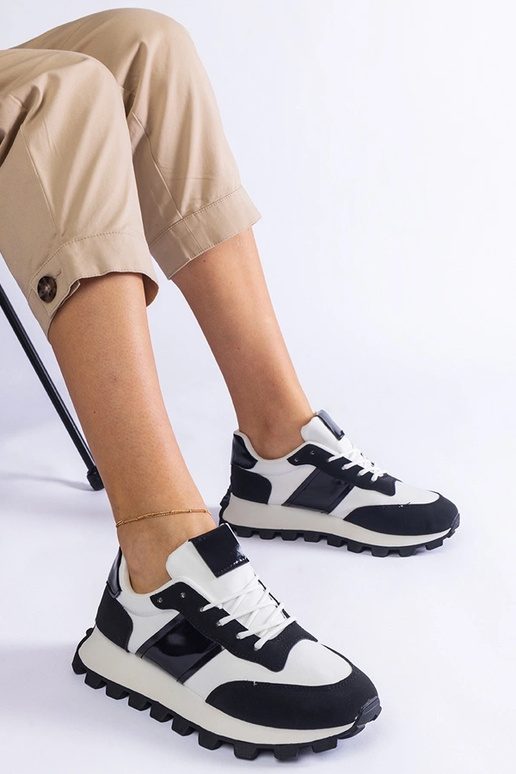 Mustad tossud nähtava Restia kaitsega Mustad tossud nähtava Restia kaitsega