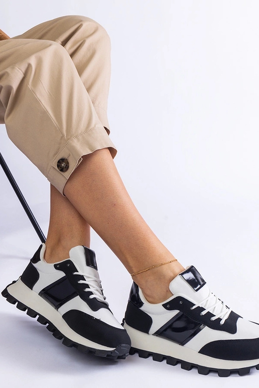 Mustad tossud nähtava Restia kaitsega Mustad tossud nähtava Restia kaitsega