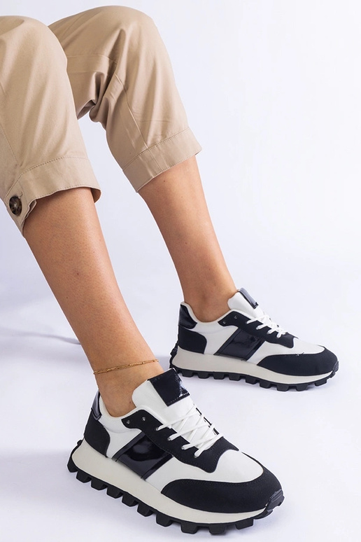 Mustad tossud nähtava Restia kaitsega Mustad tossud nähtava Restia kaitsega