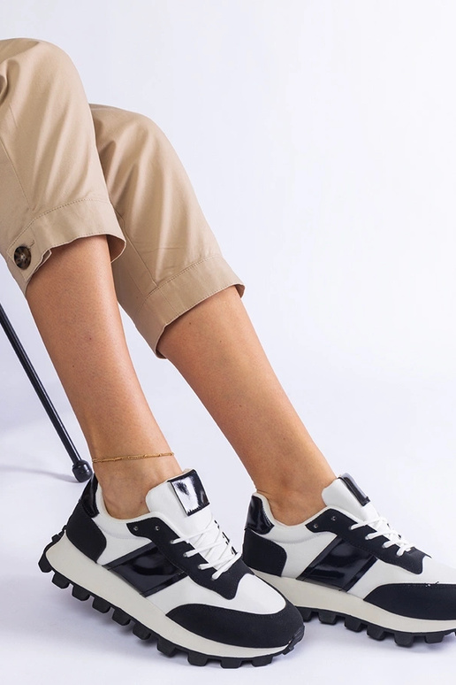 Mustad tossud nähtava Restia kaitsega Mustad tossud nähtava Restia kaitsega