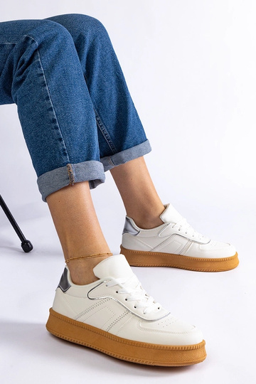 Valged nööriga tossud...