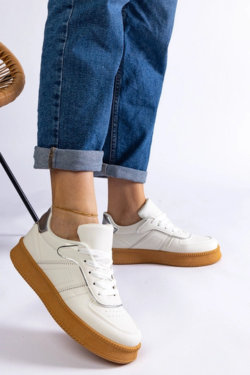 Valged nööriga tossud... 2