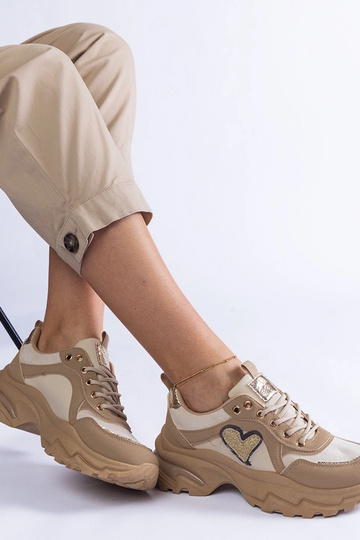 Martinez's Brown Heart Platform tossud