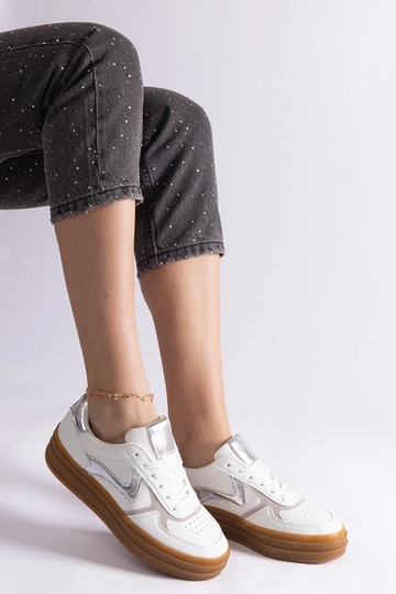 Valged ja hõbedased tossud...