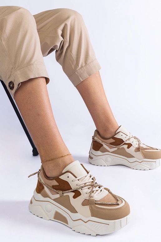 Pruunid tossud, mis on kaunistatud... Pruunid tossud, mis on kaunistatud...