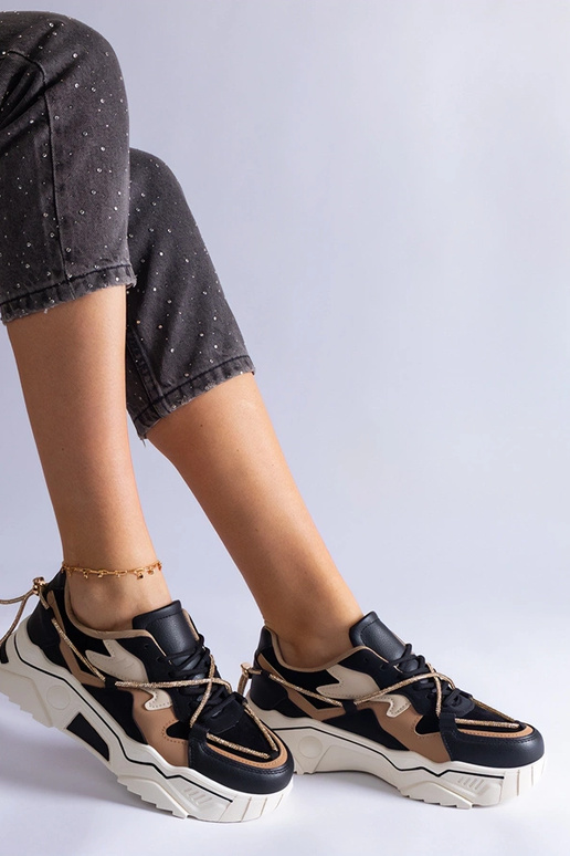 Mustad tossud, mis on kaunistatud... Mustad tossud, mis on kaunistatud...