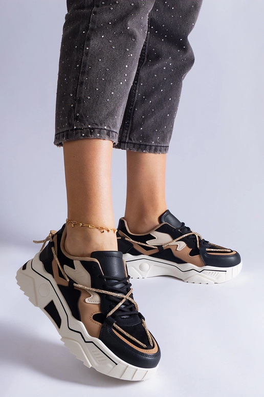 Mustad tossud, mis on kaunistatud... Mustad tossud, mis on kaunistatud...