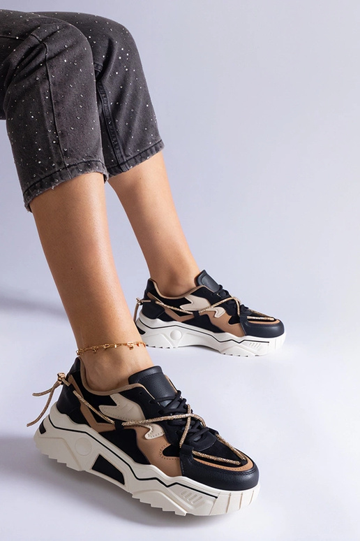 Mustad tossud, mis on kaunistatud... Mustad tossud, mis on kaunistatud...