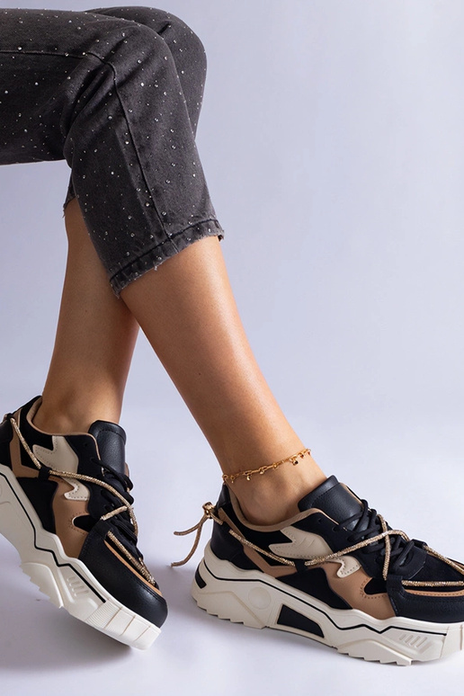 Mustad tossud, mis on kaunistatud... Mustad tossud, mis on kaunistatud...