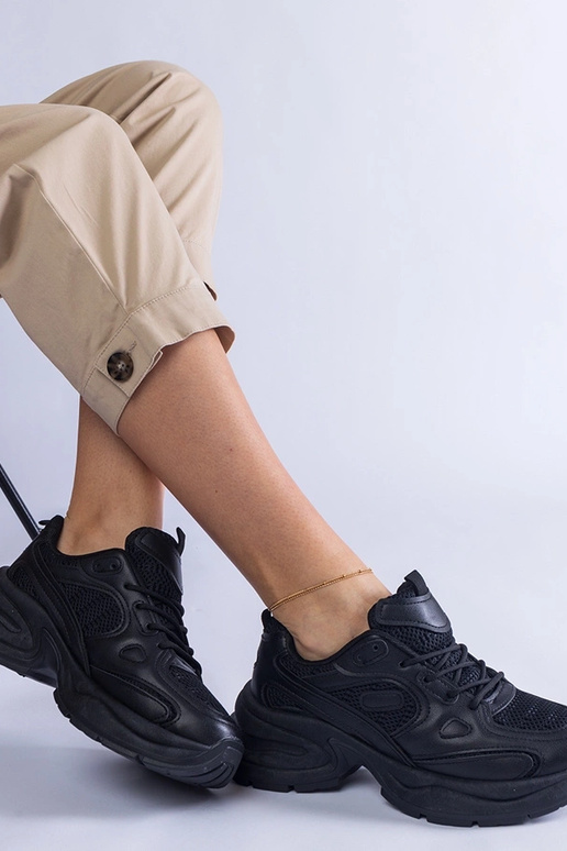 Mustad tossud massiivse Adomi tallaga