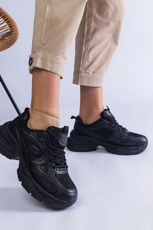 Mustad tossud massiivse Adomi tallaga