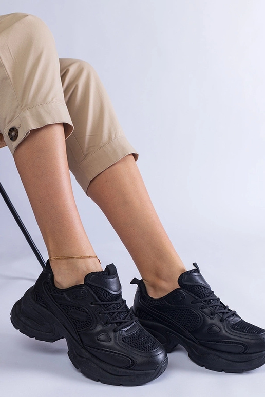 Mustad tossud massiivse Adomi tallaga