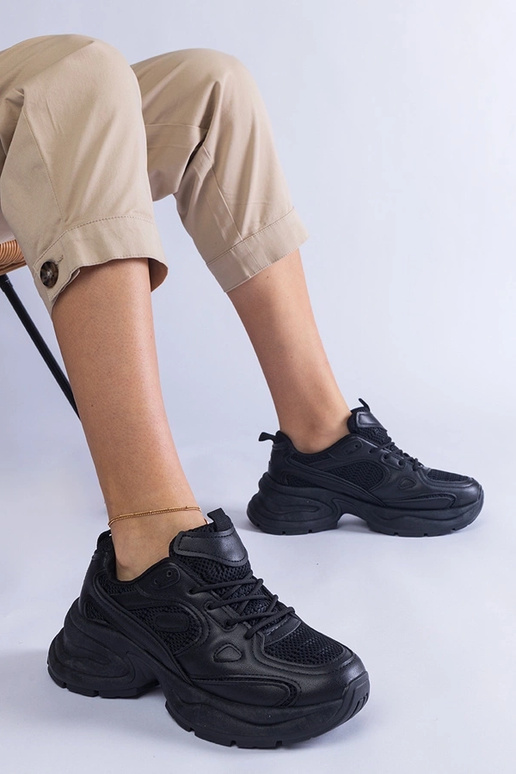 Mustad tossud massiivse Adomi tallaga