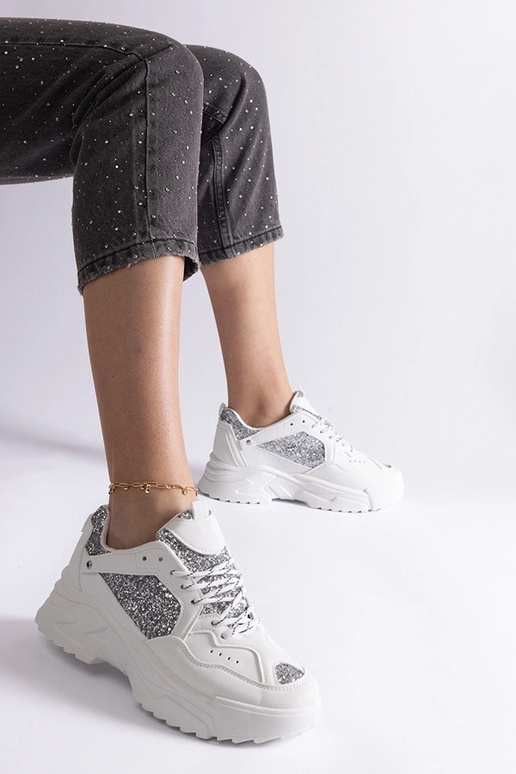 Valged naiste tossud, millel on... Valged naiste tossud, millel on...