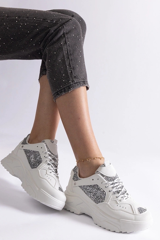 Valged naiste tossud, millel on... Valged naiste tossud, millel on...