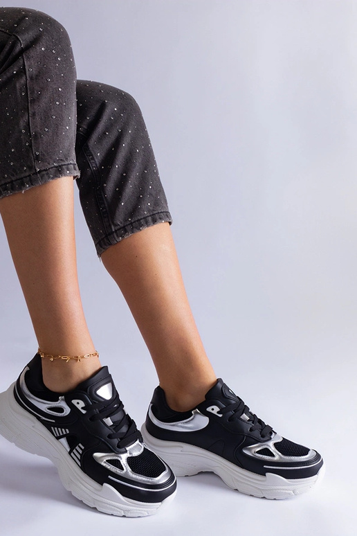 Mustad naiste tossud hõbedaste...