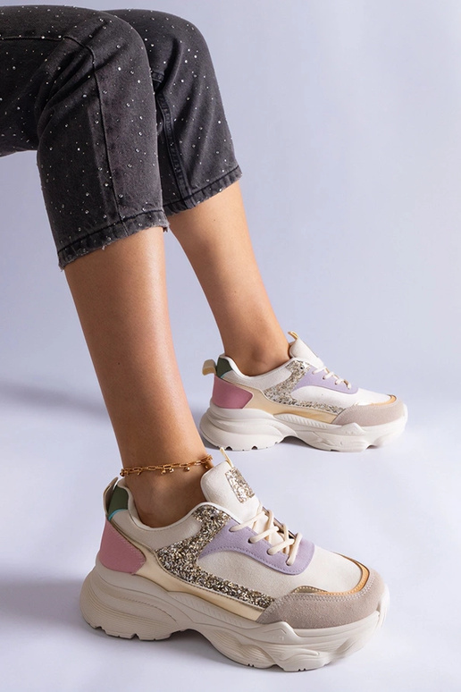 Mitmevärvilised tossud, millel on... Mitmevärvilised tossud, millel on...