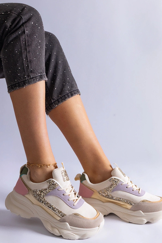 Mitmevärvilised tossud, millel on... Mitmevärvilised tossud, millel on...