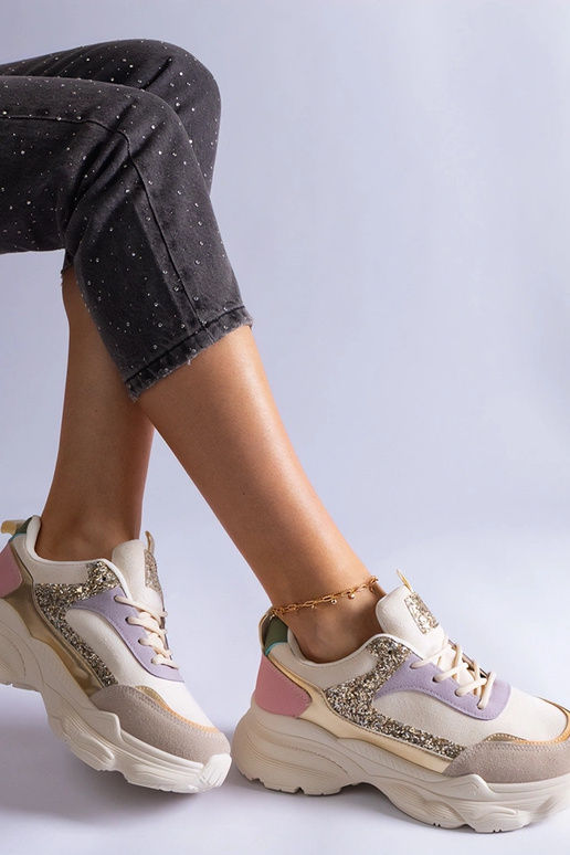 Mitmevärvilised tossud, millel on... Mitmevärvilised tossud, millel on...