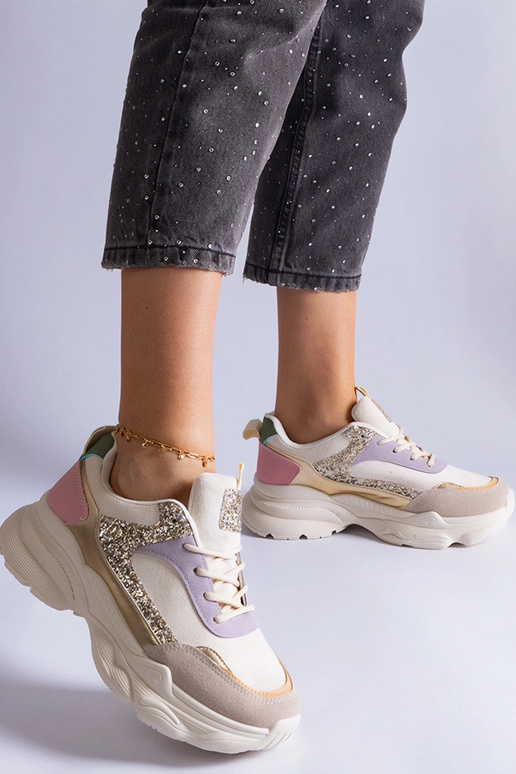 Mitmevärvilised tossud, millel on... Mitmevärvilised tossud, millel on...