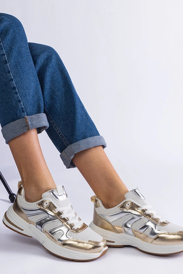 Kuldse sisetükkidega...