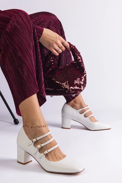 Valged pumbad, millel on plokkkonts...