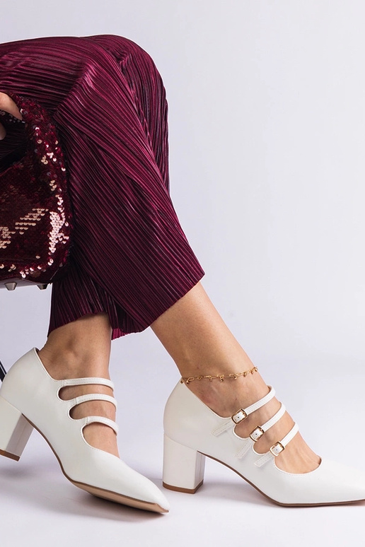 Valged pumbad, millel on plokkkonts...