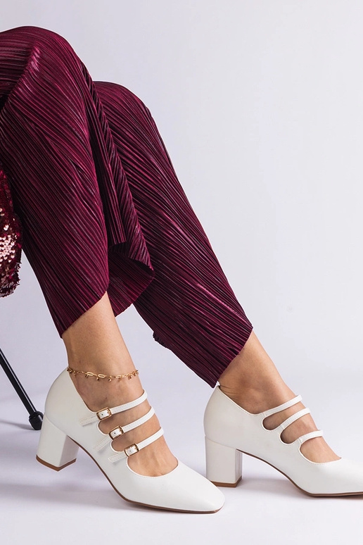 Valged pumbad, millel on plokkkonts...