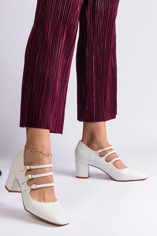 Valged pumbad, millel on plokkkonts...