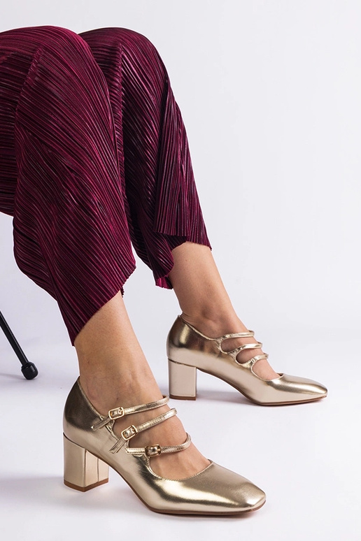 Kuldsed pumbad, millel on plokkkonts...