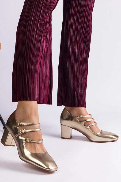 Kuldsed pumbad, millel on plokkkonts...