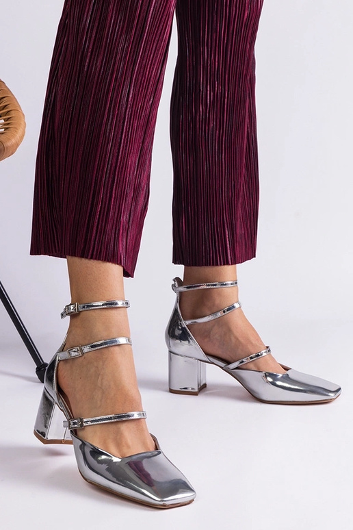 Kamola pandlaga hõbedased patentpumbad