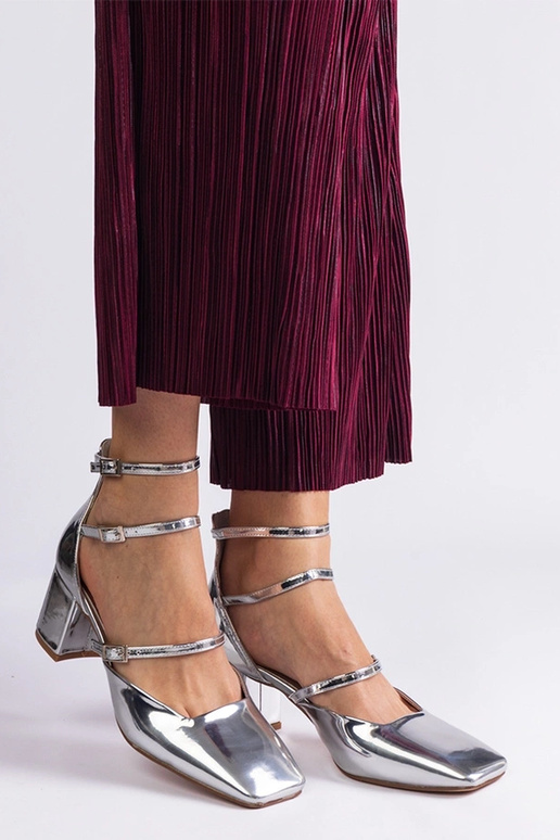 Kamola pandlaga hõbedased patentpumbad