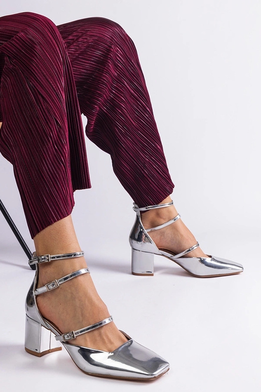 Kamola pandlaga hõbedased patentpumbad