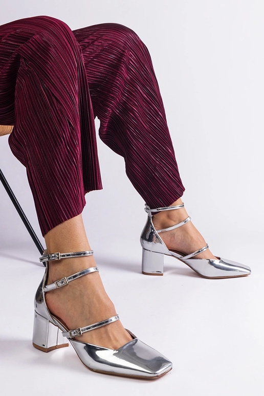 Kamola pandlaga hõbedased patentpumbad