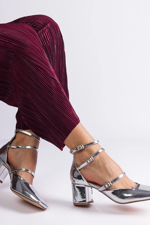 Kamola pandlaga hõbedased patentpumbad