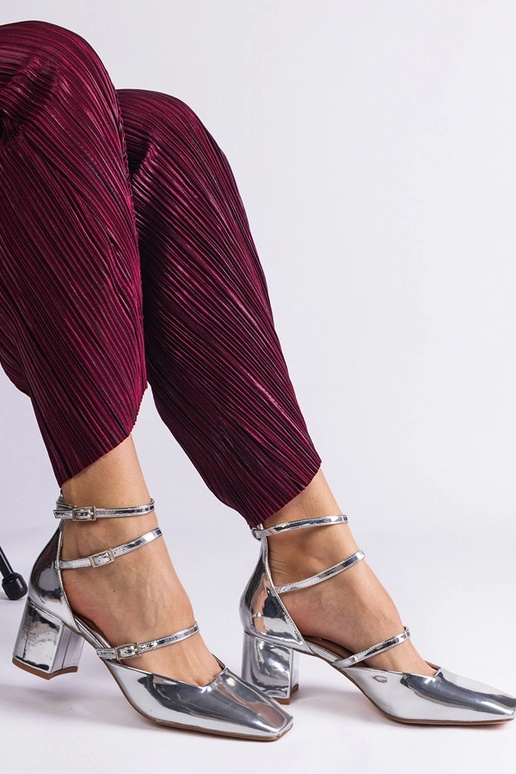 Kamola pandlaga hõbedased patentpumbad