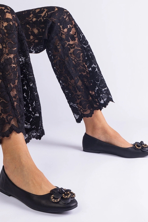 Lillega kaunistatud mustad...