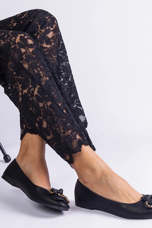 Lillega kaunistatud mustad...