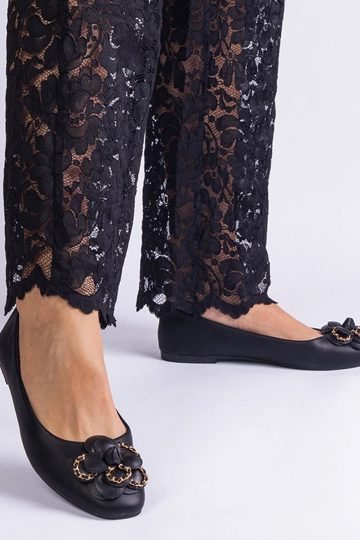 Lillega kaunistatud mustad...