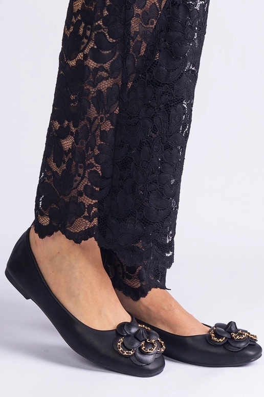 Lillega kaunistatud mustad...