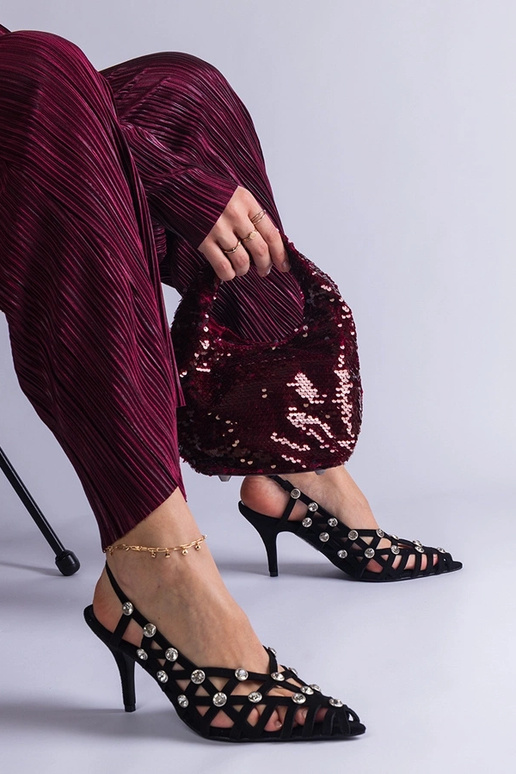 Mustad punutud sandaalid kividega...