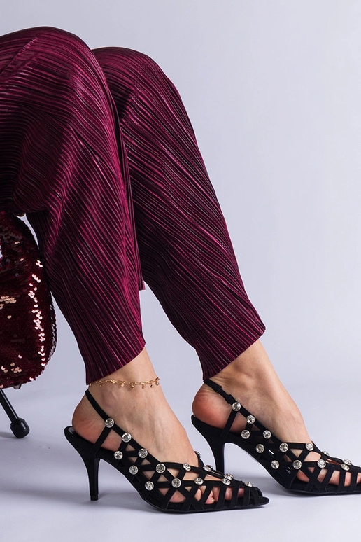 Mustad punutud sandaalid kividega...