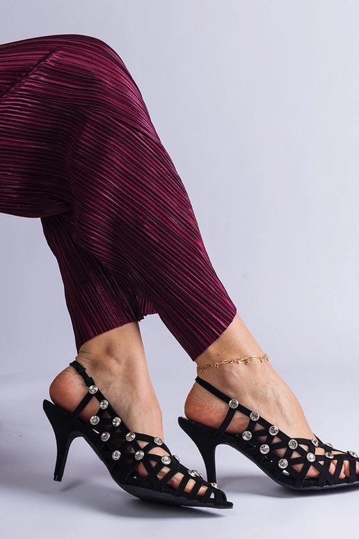 Mustad punutud sandaalid kividega...