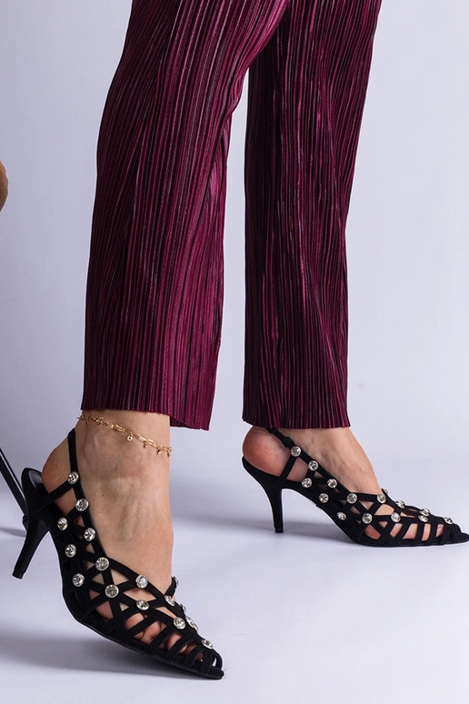 Mustad punutud sandaalid kividega...