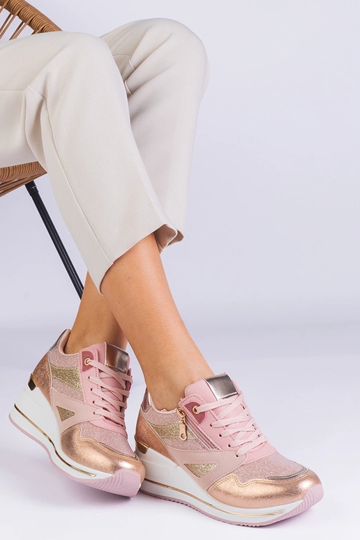 Roosad platvormiga sporditossud, mis...