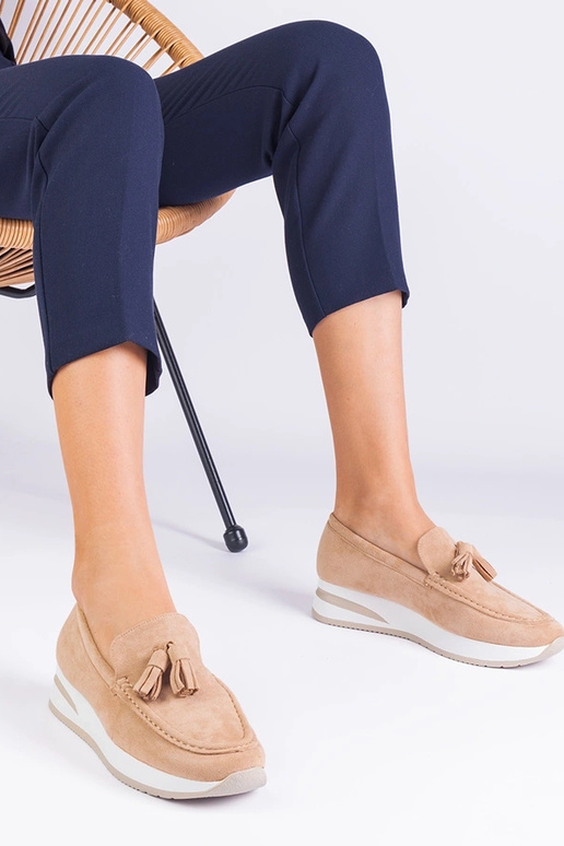 Beežid naiste pässid platvormil...