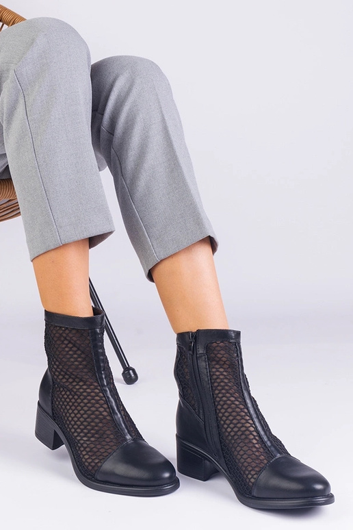 Mustad võrgust poolsaapad...