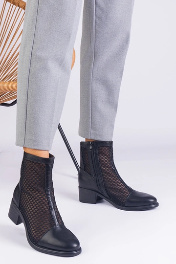 Mustad võrgust poolsaapad... 2