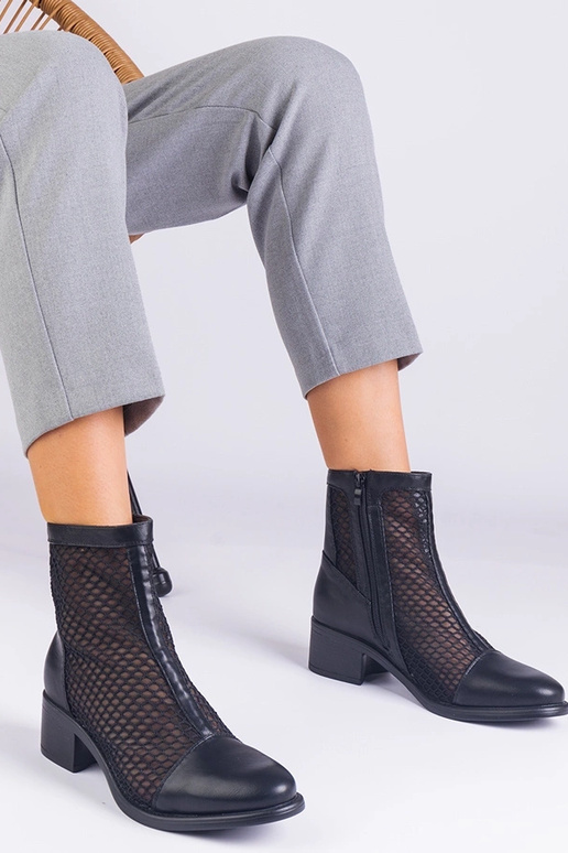 Mustad võrgust poolsaapad...